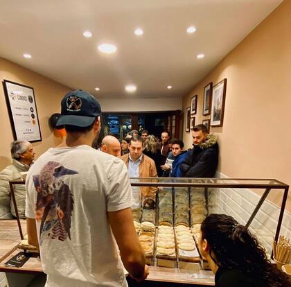 Patricio Garino (de espaldas), atendiendo en un local de Cachito Mío.