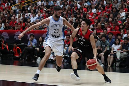 Patricio Garino intenta contener al escurridizo jugador japonés Makoto Hiejima, durante los Juegos Olímpicos Tokio 2020; la movilidad es un recurso importante para generar el espacio que permite ejecutar bien un tiro de tres puntos.