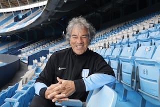 Fue el catequista de Maradona, regó las canchas con su talento y a los 70 años les enseña a los más chicos