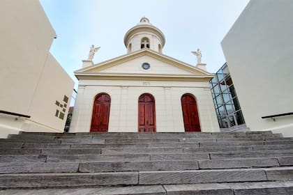 Patricio Peralta Ramos hizo construir la capilla en memoria de su esposa, Cecilia Robles, que había fallecido en 1861 al dar a luz a su decimocuarto hijo.