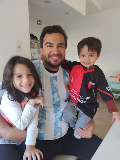 Patricio Pérez con Guadalupe (10) y Genaro (8)