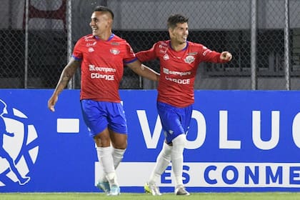 Patricio Rodríguez festeja uno de sus dos tantos en el triunfo de su equipo frente a Peñarol por 3 a 1