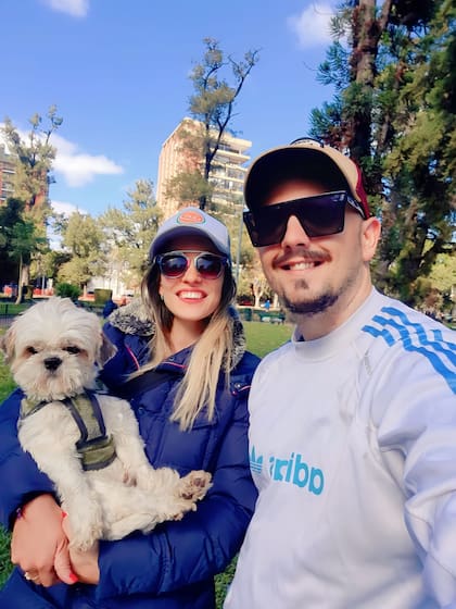 Patricio (37), Silvia (35) y Arnold.