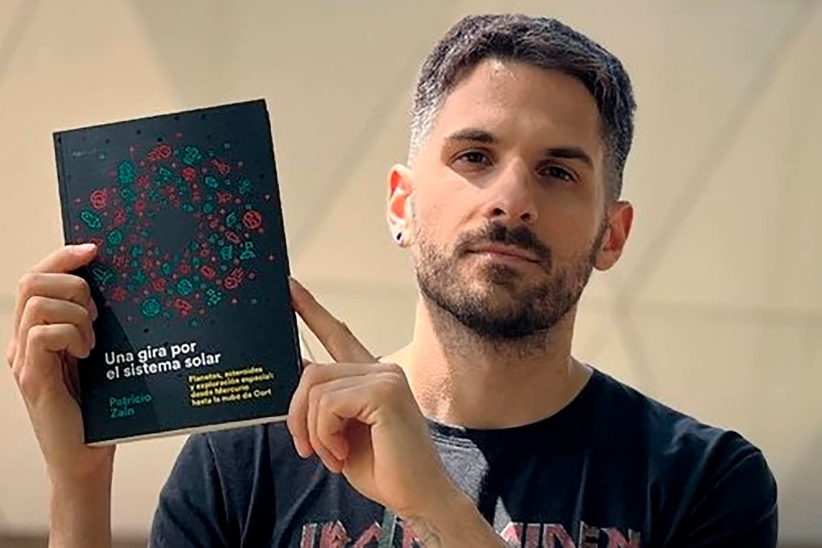 Patricio Zain y un ejemplar de su primer libro, "Una gira por el sistema solar"