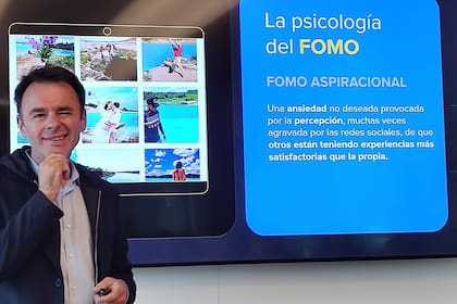 Patrick McGinnis distingue entre el “fomo del rebaño”, que proviene de la presión social de la observación de perderse o ser excluido de una experiencia colectiva positiva o memorables del “fomo aspiracional”, una ansiedad provocada por la percepción, muchas veces apoyada por las redes sociales, de que otras están teniendo experiencias más satisfactorias que la propia