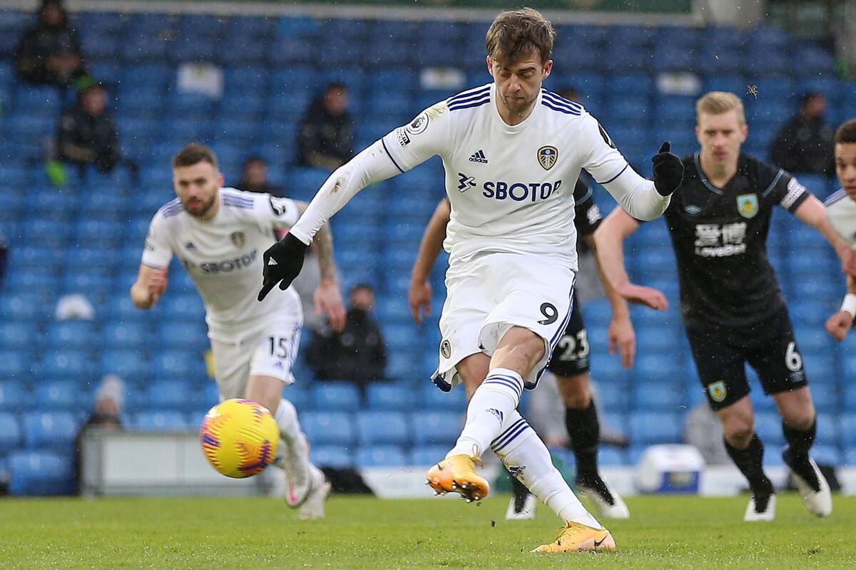 Patrick Bamford, de penal, marca el 1-0 de Leeds ante Burnley