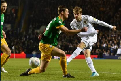 Patrick Bamford remata al arco en una de las situaciones de juego del empate de Leeds frente a Preston