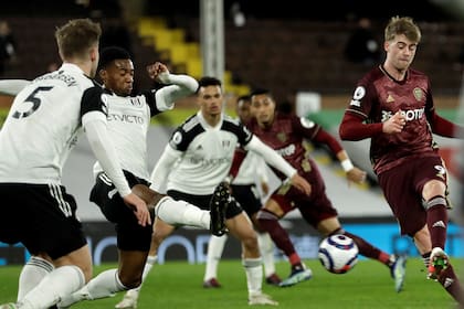 Patrick Bamford se anticipó dentro del área luego de un desborde de Harrison y abrió el marcador para Leeds ante Fulham.