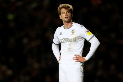 Patrick Bamford, un goleador que aporta en las redes para Leeds, aunque a veces es cuestionado por los hinchas; Bielsa lo valora, pero ayer lo reemplazó pese a que había hecho el 1-0 en un partido clave ante Fulham