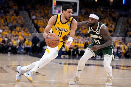 Patrick Beverley, base de Milwaukee Bucks, marca a Tyrese Haliburton, de Indiana Pacers, que eliminó a su rival por 4-2 en su serie de playoffs de la NBA, en Indianápolis.