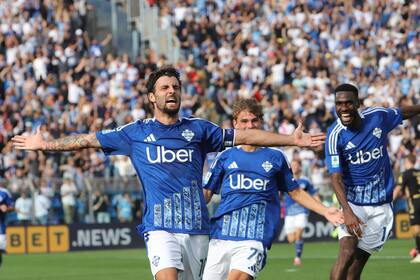Patrick Cutrone, de Como, celebra un gol durante un partido de fútbol de la Serie A entre Como y Verona en el estadio Giuseppe Sinigaglia en Como, norte de Italia, el domingo 29 de septiembre de 2024. (Antonio Saia/LaPresse vía AP)