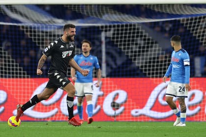 Patrick Cutrone del Empoli celebra tras anotar el gol para la victoria 1-0 ante Napoli en la Serie A, el domingo 12 de diciembre de 2021. (Alessandro Garofalo/LaPresse vía AP)