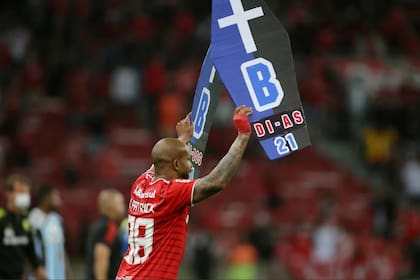 Patrick, de Inter, festejó con cartones en forma de ataúdes luego del triunfo de Inter ante Gremio que lo dejó complicado con el descenso al clásico rival en el fútbol brasileño