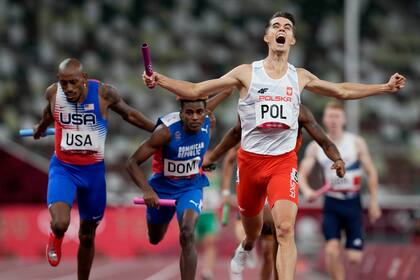 Patrick Grzegorzewicz, de Polonia, celebra su triunfo en el debut olímpico del relevo 4x400 mixto, por delante de República Dominicana y Tokio, el 31 de julio de 2021, en Tokio. (AP Foto/Petr David Josek)