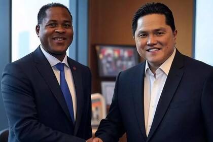 Patrick Kluivert sonríe junto a Erick Thohir, empresario y dirigente deportivo indonesio