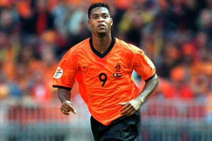 Patrick Kluivert también tomó la responsabilidad desde los doce pasos y su disparo terminó en el mismo lugar. Aquella acción ocurrió exactamente hace 26 años atrás