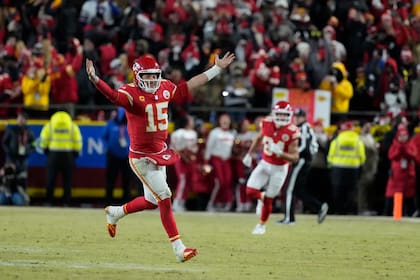 Patrick Mahomes (15), quarterback de los Chiefs de Kansas City, celebran después de derrotar 32-29 a los Bills de Buffalo en el Juego de Campeonato de la AFC, en los playoffs de la NFL, el domingo 26 de enero de 2025, en Kansas City, Missouri. (AP Foto/Ed Zurga)