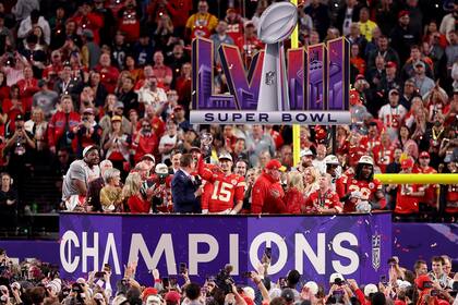 Patrick Mahomes (15) sostiene el trofeo Vince Lombardi; Kansas City Chiefs vuelve a ser campeón del Super Bowl tras ganarle a San Francisco 49ers en Las Vegas