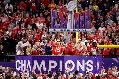 Patrick Mahomes (15) sostiene el trofeo Vince Lombardi; Kansas City Chiefs vuelve a ser campeón del Super Bowl tras ganarle a San Francisco 49ers en Las Vegas