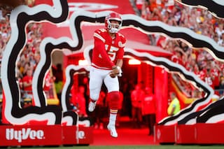 Patrick Mahomes brilla con su rodilla operada en paliza inaugural de Chiefs a Broncos
