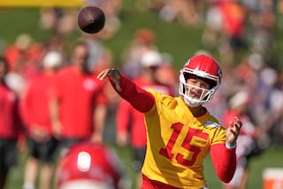 El entrenador de Chiefs, Andy Reid, sugiere que Mahomes se perderá la pretemporada tras su cirugía de rodilla