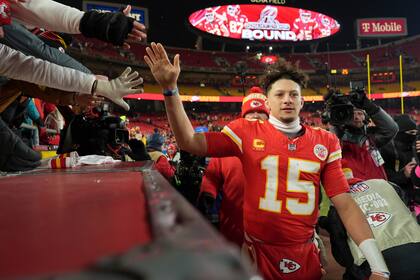 Patrick Mahomes, quarterback de los Chiefs de Kansas City, festeja la victoria sobre los Texans de Houston en la ronda divisional de los playoffs, el sábado 18 de enero de 2025 (AP Foto/Charlie Riedel)