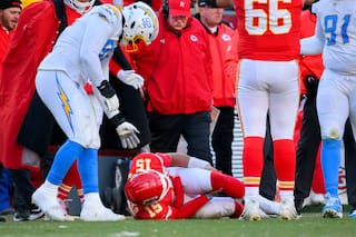 Patrick Mahomes sufre rotura de ligamento cruzado y los Chiefs dicen que evalúa opciones quirúrgicas