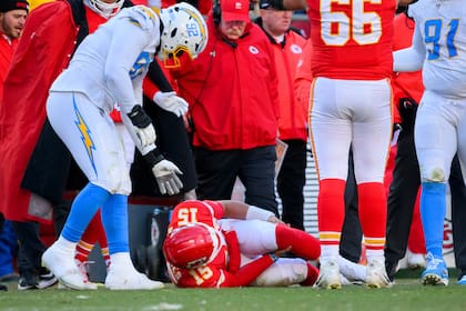 Patrick Mahomes sufre rotura de ligamento cruzado y los Chiefs dicen que evalúa opciones quirúrgicas