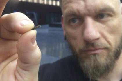 Patrick Mesterton, cofundador y director ejecutivo de Epicenter, muestra el chip que se implantaron los empleados de su compañía
