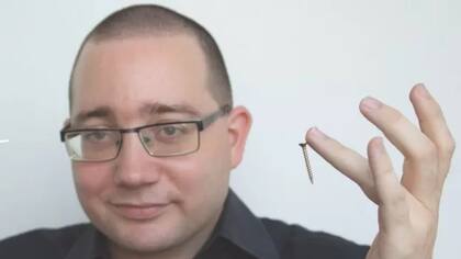 Patrick Paumen se considera un "biohacker" y tiene implantados imanes en su cuerpo