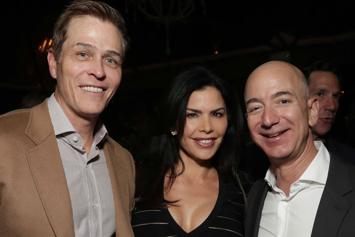 Patrick Whitesell, Lauren Sánchez y Jeff Bezos en el lanzamiento de la película Manchester by the Sea en 2016, producida por Amazon