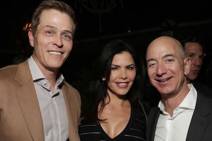 Patrick Whitesell, Lauren Sánchez y Jeff Bezos en el lanzamiento de la película Manchester by the Sea en 2016, producida por Amazon