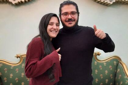 Esta foto tomada y obtenida de la agencia de noticias italiana ANSA muestra al investigador egipcio Patrick Zaki con su hermana Marise, en la casa familiar en Al Mansurah (Mansoura), Egipto, el 8 de diciembre de 2021, luego de su liberación
