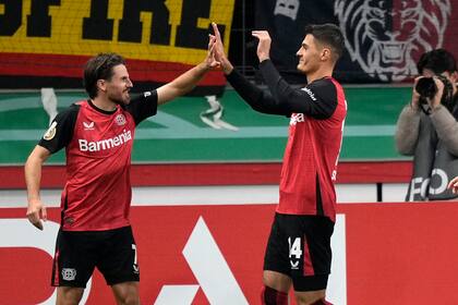 Patrik Schick del Bayer Leverkusen celebra con Jonas Hofmann tras anotar en el encuentro de Copa ante el Elversberg el martes 29 de octubre del 2024. (AP Foto/Martin Meissner)