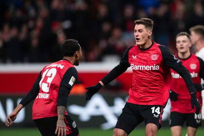 Patrik Schick del Bayer Leverkusen y su compañero Arthur Augusto celebran su cuarto gol en el encuentro ante el Heidenheim el sábado 23 de noviembre del 2024. (Marius Becker/dpa via AP)