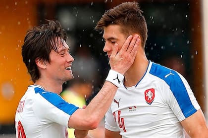 Patrik Schick eligió iniciar su carrete de imágenes con una junto a Tomáš Rosický, uno de los grandes ídolos checos