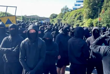 Las imágenes de decenas de hombres con pasamontañas de estilo paramilitar en Dover recuerdan a las registradas décadas atrás en Irlanda del Norte.