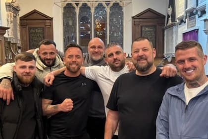 Danny Thomas con amigos en la iglesia de St Lawrence en Morden en marzo.