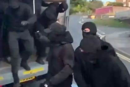 Hombres saliendo de la parte trasera de un camión en Dover antes de la protesta del sábado.