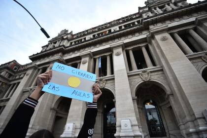 Patrocinados por el constitucionalista Alberto Garay, Padres Organizados presentó un escrito de 16 páginas en el que argumenta por qué se debe mantener la enseñanza presencial
