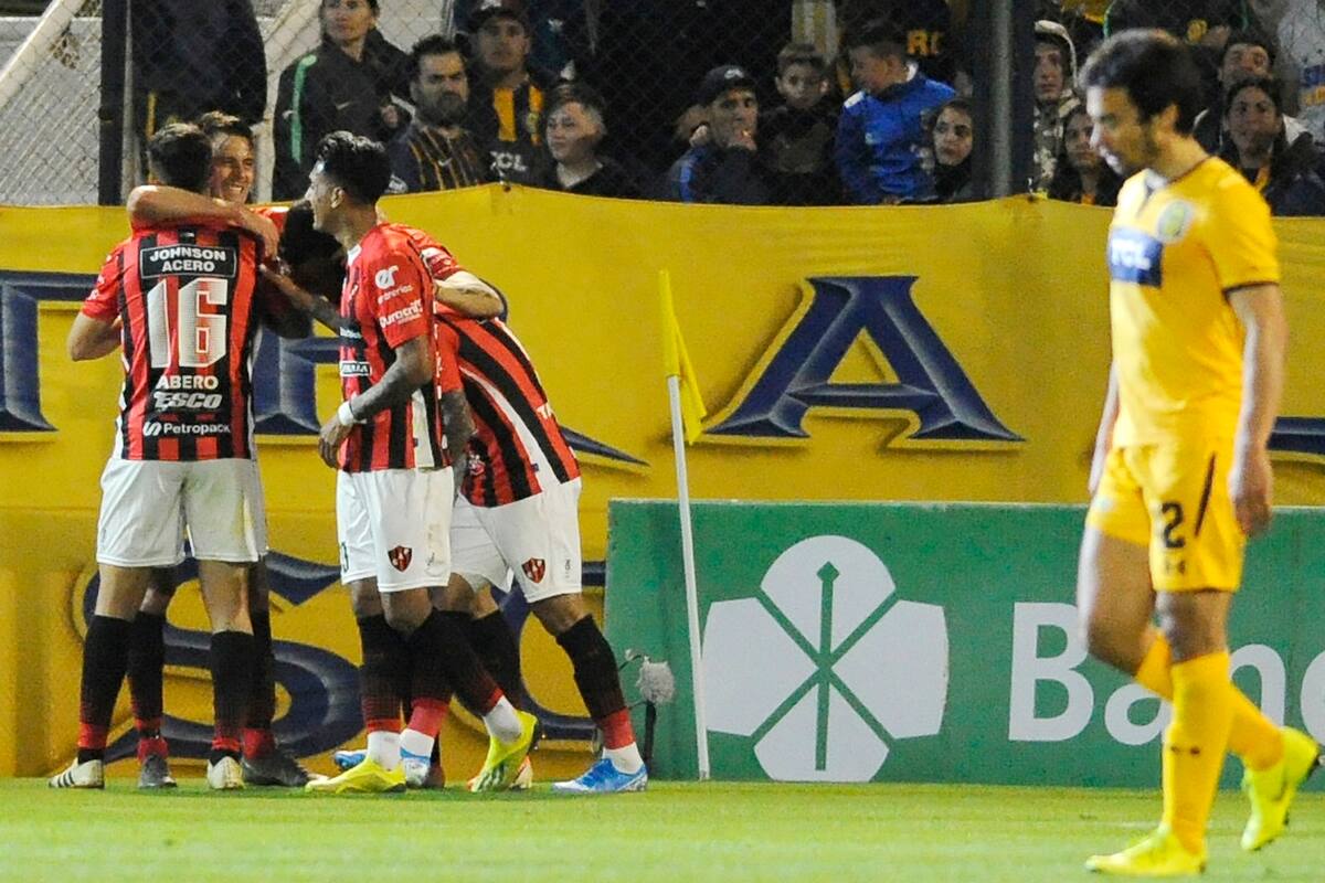 Patronato celebra el gol del empate, mientras sufre Rius.