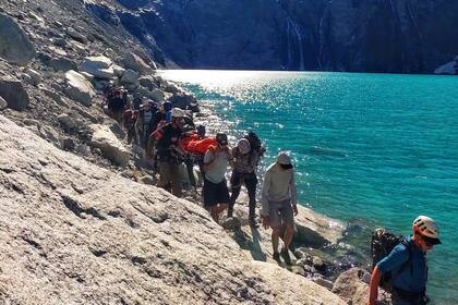 Patrulla de voluntarios rescatan a un escalador accidentado en la aguja Jean Mermoz, dentro del Parque Nacional Los Glaciares