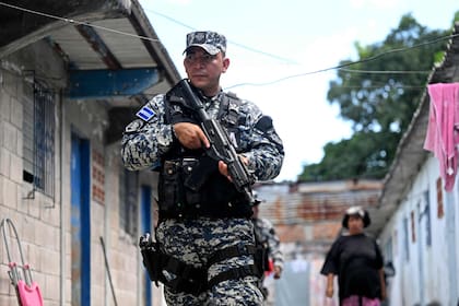Patrulla policial durante una operación contra pandilleros en Soyapango, El Salvador, el 3 de diciembre de 2022.