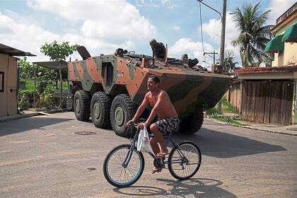Patrullaje con un blindado en la favela Jardim Catarina, en Río