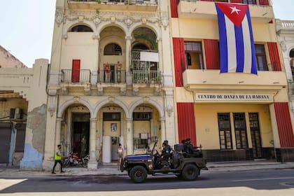 Patrullas especiales patrullan las calles de La Habana, en Cuba (AP Photo/Eliana Aponte)