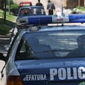Un delincuente de 16 años, que presentaba antecedentes por homicidio, fue abatido por un policía durante un intento de robo en la localidad bonaerense de La Tablada, partido de La Matanza. Fuentes policiales informaron a la Agencia Noticias Argentinas que el hecho ocurrió en la calle Rincón 4882, donde el subcomisario Walter Pacheco, de 47 años y que se encontraba franco de servicio, arribó a su domicilio a bordo de una camioneta Volkswagen Amarok (patente AH-987-RX), cuando cuatro ladrones, que circulaban en un Peugeot 208 blanco (dominio AE-964-ZM), descendieron armados del vehículo. El uniformado extrajo su arma reglamentaria pistola Bersa Thunder calibre .9 milímetros y comenzó a efectuar disparos hasta que mató a uno de los agresores, identificado como Tobías Robles, quien resultó herido de bala en el abdomen y fue derivado al Hospital Balestrini, donde se constató su deceso tras las maniobras de reanimación. Los otros tres cómplices se dieron a la fuga en el Peugeot, sobre el que pesaba una orden de secuestro activo por pedido de la Comisaría de Gregorio Laferrere a raíz de una denuncia por robo agravado.__IP__ El fiscal Adrián Arribas, titular de la UFI Homicidios de La Matanza, no tomó temperamento con el efectivo, ordenó la preservación de la escena y constató Robles presentaba antecedentes penales por un homicidio en ocasión de robo.