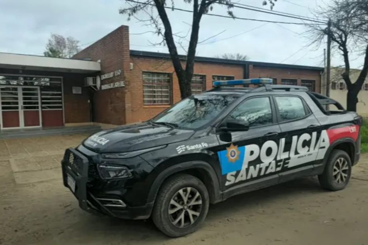 Patrullero apostado frente a la Escuela “María G. Joffre”, de Reconquista, Santa Fe