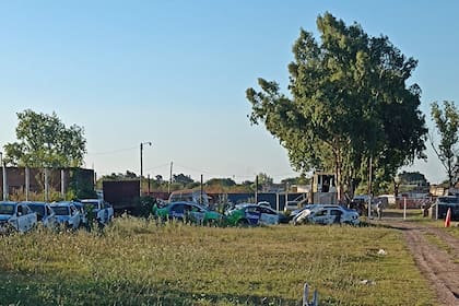 Patrulleros, como chatarra en un depósito municipal