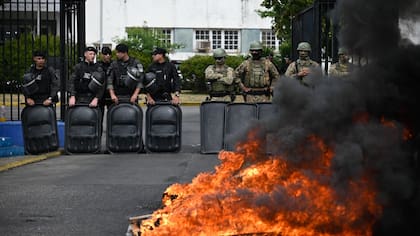 Patrulleros que cortan la calle y neumáticos quemados: así está el panorama en la sede policial de Rosario