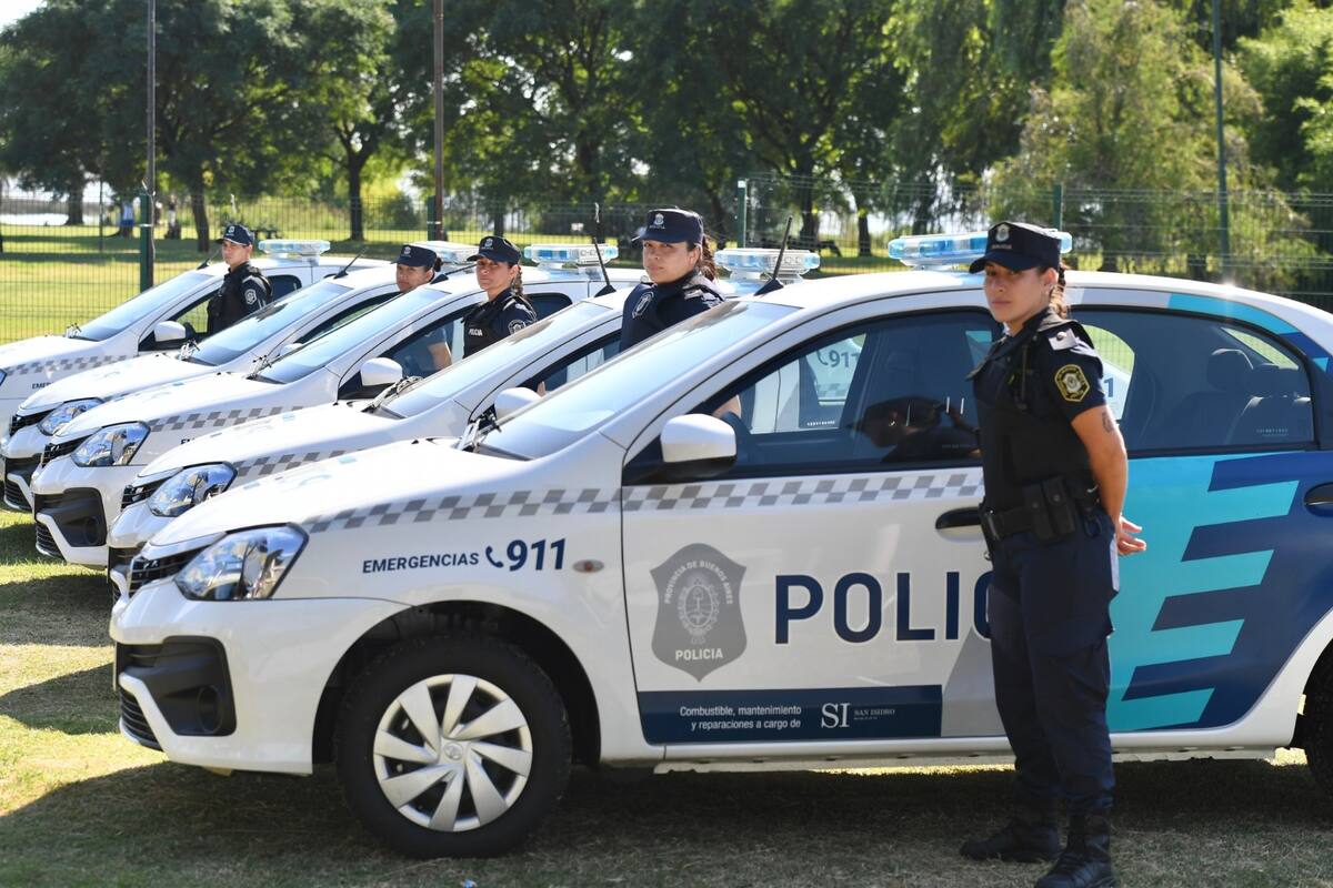 Patrulleros que no alcanzan, a costos polémicos, y otros abandonados en cementerios de automotores